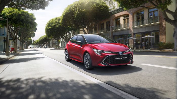 Η 12η  γενιά της Toyota Corolla, έρχεται αλλαγμένη και βελτιωμένη σε όλα τα επίπεδα φιλοδοξώντας να συνεχίσει την κορυφαία σε πωλήσεις πορεία των προκατόχων της. Έχει και υβριδική έκδοση που καίει «τί