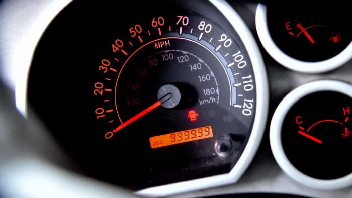 Το κοντέρ σταματά στην ένδειξη 999.999 (μίλια). Παρόλα αυτά ο ιδιοκτήτης λέει πως έχει κάνει αρκετά ακόμη. Το κοντέρ σταματά στην ένδειξη 999.999 (μίλια). Παρόλα αυτά ο ιδιοκτήτης λέει πως έχει κάνει αρκετά ακόμη.