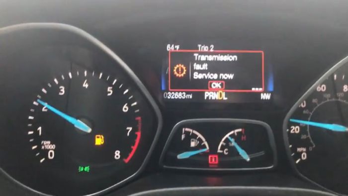 Οδηγεί κανονικά το αυτοκίνητό του σε έναν αυτοκινητόδρομο, ενώ στην οθόνη των οργάνων έχει εμφανιστεί ένα μήνυμα «Σφάλμα μετάδοσης, κάντε service τώρα». 