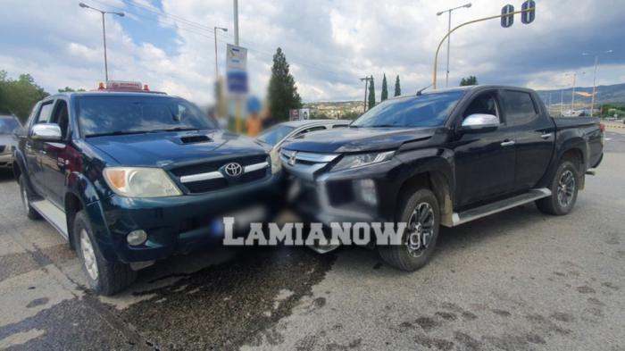 Λαμία: Ταυτόχρονη σύγκρουση τριών οχημάτων λόγω χαλασμένων φαναριών 