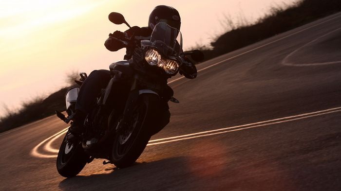 Οι εκδρομές έχουν adventure εκπαιδευτικό χαρακτήρα και απευθύνονται στους ιδιοκτήτες των μοτοσικλετών Triumph.