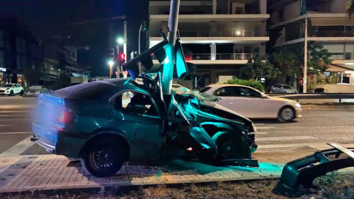 Τροχαίο στην Παραλιακή -Αυτοκίνητο «καρφώθηκε» σε φανάρι 