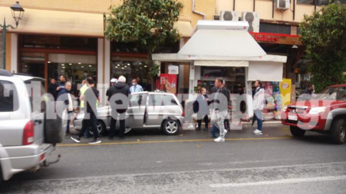 Σύμφωνα με αυτόπτες μάρτυρες, η σύγκρουση ήταν τόσο σφοδρή που μετακινήθηκε το περίπτερο.