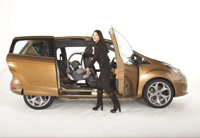 H σχεδιαστής της Ford, Εrika Tsubaki, δείχνει πως η απουσία της κεντρικής κολώνας πραγματικά...βολεύει. 