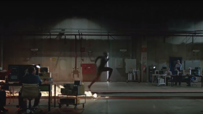 Παρακολουθείστε το απίστευτο video όπου ο Bolt κάνει αγώνα ταχύτητα με αντίπαλο την... φωτιά. Θα καταφέρει να νικήσει;