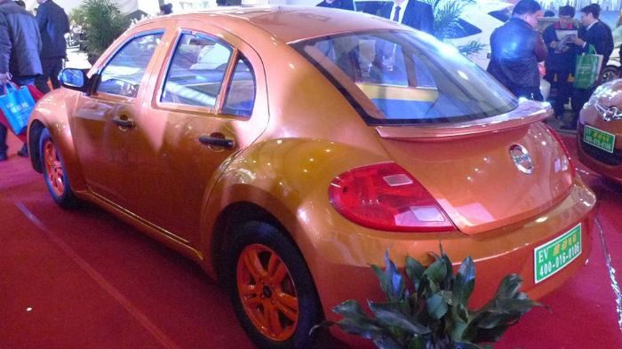 Η δίχως ντροπή αντιγραφή δεν σταματάει στο αμάξωμα, αλλά επεκτείνεται και στο λογότυπο, καθώς οι άνθρωποι της εταιρείας δεν δίστασαν να κοπιάρουν και το σηματάκι της Nissan.