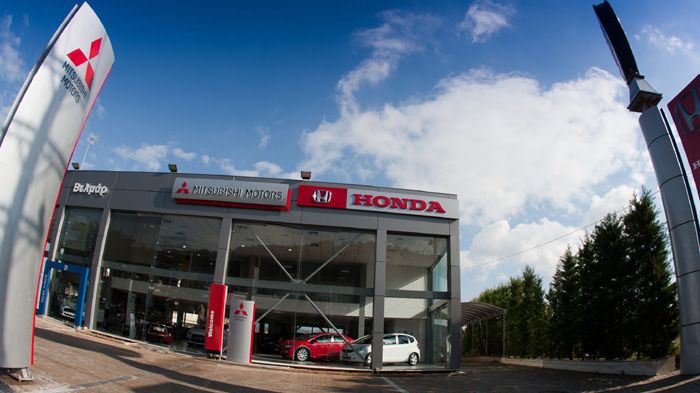 H έκθεση αυτοκινήτων στη Λεωφόρου Λαυρίου 21 στα Γλυκά Νερά και το συνεργείο φανοποιείο  - βαφείο και τμήμα ανταλλακτικών στη Λ. Μαραθώνος 175 στο Γέρακα.