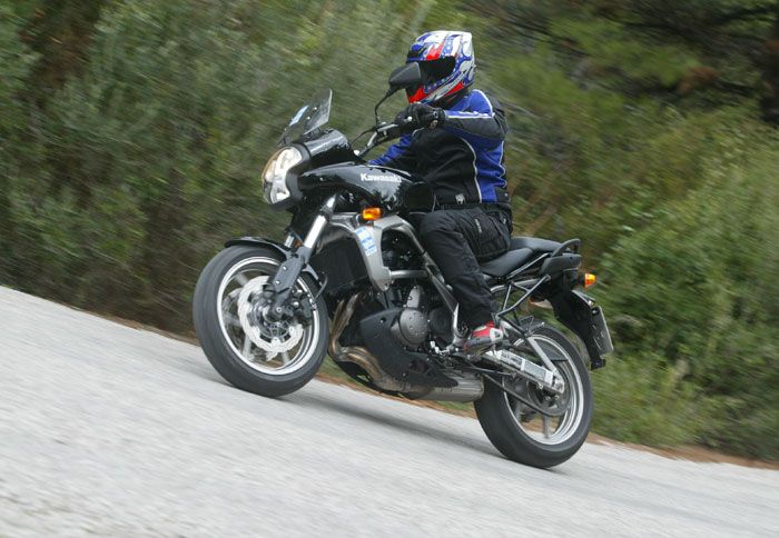 Ευέλικτο και υπάκουο στις στροφές το Versys χάρη στη γρήγορη γεωμετρία του πλαισίου και το κοντό μεταξόνιο των 1.415 χλστ.