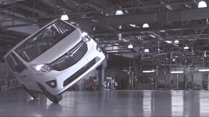 Το νέο Opel Vivaro διαθέτει μια εξαιρετική οδική συμπεριφορά και ο επαγγελματίας οδηγός Paul Swift το ωθεί στα όρια του εντός της γραμμής παραγωγής στο Luton. 