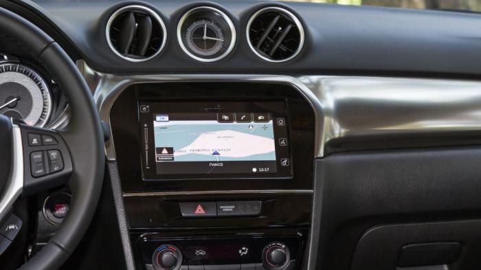 Τυπικό αισθητικά είναι το εσωτερικό του Vitara, με την οθόνη αφής του συστήματος infotainment να του δίνει μια high-tech εικόνα Τυπικό αισθητικά είναι το εσωτερικό του Vitara, με την οθόνη αφής του συστήματος infotainment να του δίνει μια high-tech εικόνα