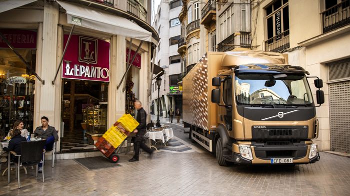 Το νέο Volvo FL (μεικτό βάρος από 12t.-18t.) αποτελεί μια ιδανική λύση για τις ενδοαστικές μεταφορές προϊόντων και εφοδιάζεται με νέους –Euro6- κινητήρες.