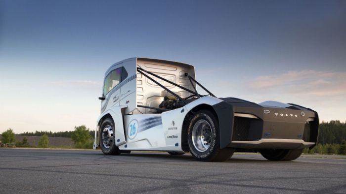 Το πρωτότυπο «Iron Knight» της Volvo Trucks κατέρριψε τα ρεκόρ επιτάχυνσης στα 500 και 1.000 μέτρα αντίστοιχα χάρη στον κινητήρα των 2.400 ίππων του.