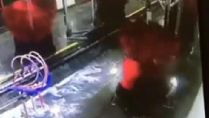 Δείτε έναν τυχερό μέσα στην ατυχία του να πιάνεται στις βούρτσες πλυντηρίου.
