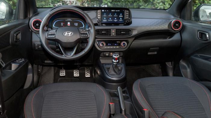 Στην καμπίνα του Hyundai i10 ξεχωρίζει ο στάνταρ ψηφιακός πίνακας οργάνων και στο κέντρο του ταμπλό η οθόνη του συστήματος infotainment, με διαγώνιο 8 ιντσών και κάμερα όπισθεν. Στην καμπίνα του Hyundai i10 ξεχωρίζει ο στάνταρ ψηφιακός πίνακας οργάνων και στο κέντρο του ταμπλό η οθόνη του συστήματος infotainment, με διαγώνιο 8 ιντσών και κάμερα όπισθεν.