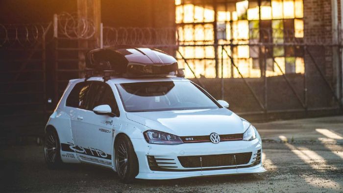 Το Golf GTI RS Concept διαθέτει μια αισθητική που δανείζεται στοιχεία από την Porsche 911 GT3 RS, ενώ φυσικά πρωταγωνιστής είναι το φαρδύ body kit της Rocket Bunny.