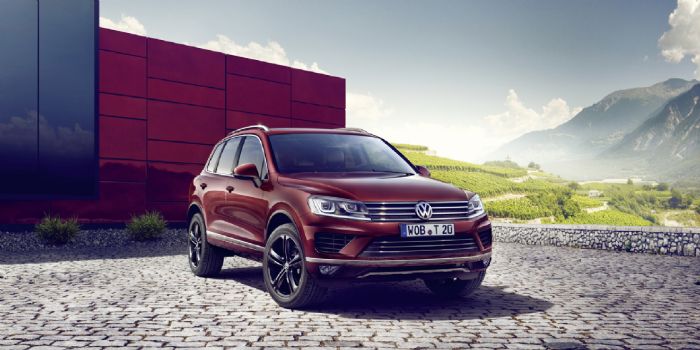 Η ειδική έκδοση «Executive Edition» του VW Touareg ξεχωρίζει από το κόκκινο «Malbec Red» χρώμα και τις μαύρες Mallory ζάντες αλουμινίου 20 ιντσών.