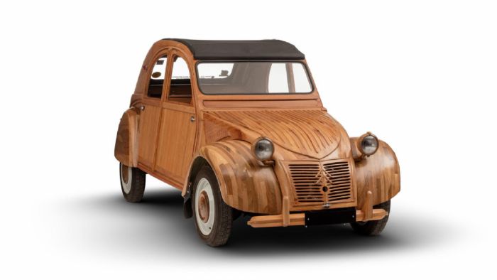 Αν και από μόνο του αποτελεί έργο τέχνης, το ξύλινο 2CV δια χειρός Michel Robillard, έδωσε άλλη διάσταση στο μοντέλο της Citroen.