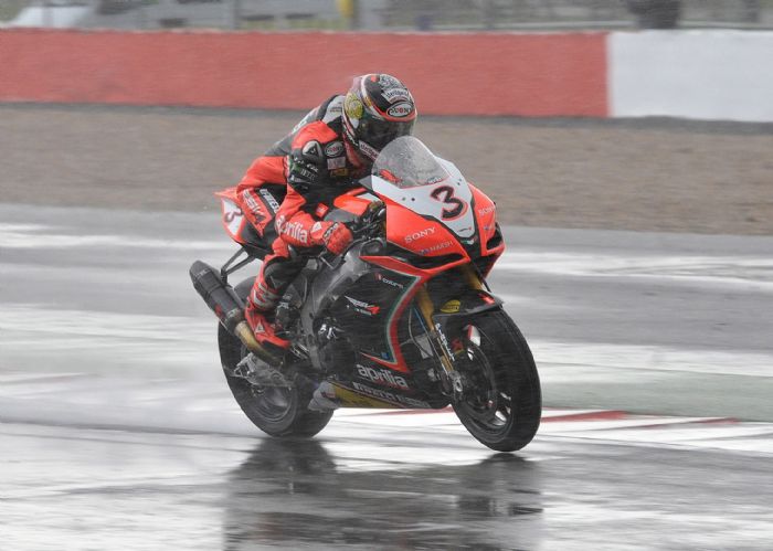 Μεγάλος άτυχος του βρετανικού γύρου, ο Max Biaggi, που είχε μία πτώση, και ένα τερματισμό αρκετά πίσω, και ανησυχεί για το πρωτάθλημα.