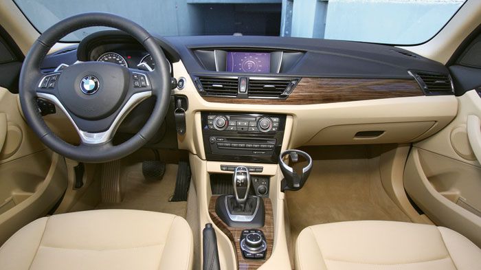 Το οδηγοκεντρικό εσωτερικό της BMW X1 εντυπωσιάζει με την ποιότητα και τη στιβαρότητά του.	