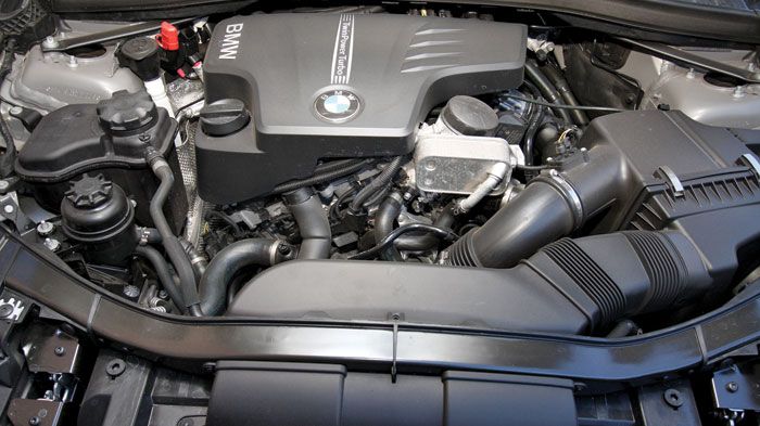 Δύναμη και ροπή που προσφέρουν σπορ επιδόσεις εξασφαλίζει ο 2λιτρος τούρμπο βενζινοκνητήρας της X1 xDrive20i.	