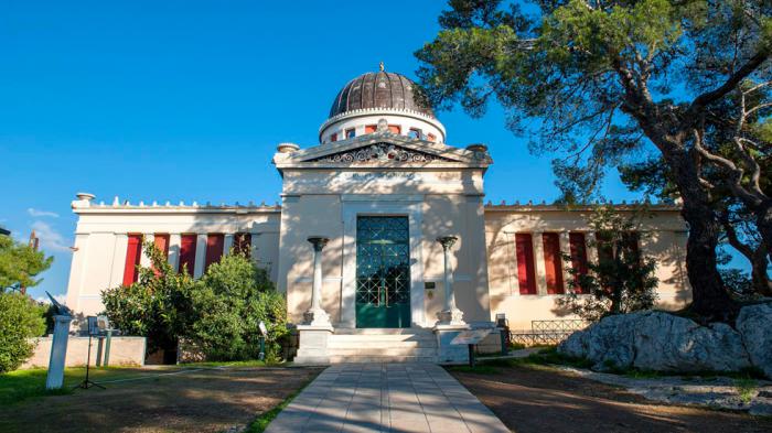 To «χιλιόμετρο μηδέν» της Αθήνας βρίσκεται στον προαύλιο χώρο του Εθνικού Αστεροσκοπείου Αθηνών στον λόφο των Νυμφών.