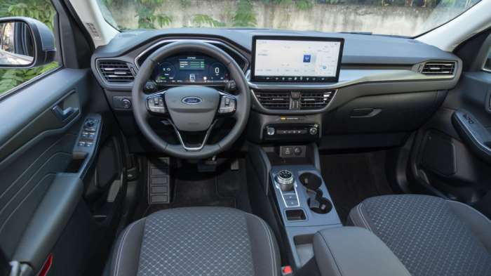 Στο εργονομικό εσωτερικό του ανανεωμένου Ford Kuga δεσπόζει μεγάλη οθόνη του συστήματος ψυχαγωγίας και ενημέρωσης, με διάσταση στις 13,2 ίντσες, ίδια με τον ψηφιακό πίνακα οργάνων που αλλάζει χρώματα Στο εργονομικό εσωτερικό του ανανεωμένου Ford Kuga δεσπόζει μεγάλη οθόνη του συστήματος ψυχαγωγίας και ενημέρωσης, με διάσταση στις 13,2 ίντσες, ίδια με τον ψηφιακό πίνακα οργάνων που αλλάζει χρώματα