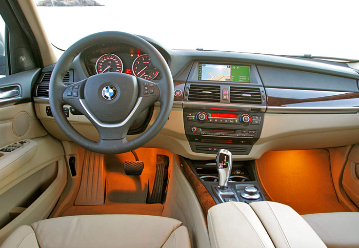Εσωτερικά το μοντέλο της BMW χαρακτηρίζεται για την σπορτίφ εικόνα 