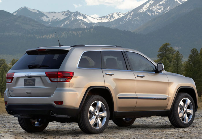 Πίσω το Grand Cherokee είναι δείχνει δυναμικό, χάρη κυρίως στα παραλληλόγραμμα φώτα που έχουν γίνει μεγαλύτερα Πίσω το Grand Cherokee είναι δείχνει δυναμικό, χάρη κυρίως στα παραλληλόγραμμα φώτα που έχουν γίνει μεγαλύτερα