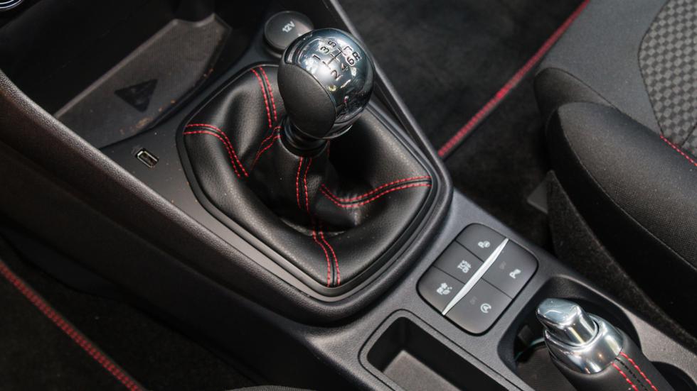 Σπορ λεπτομέρειες στο εσωτερικό του Fiesta St-Line και μεταξύ άλλων κουμπί παραμετροποίησης, όπως στο Fiesta ST.