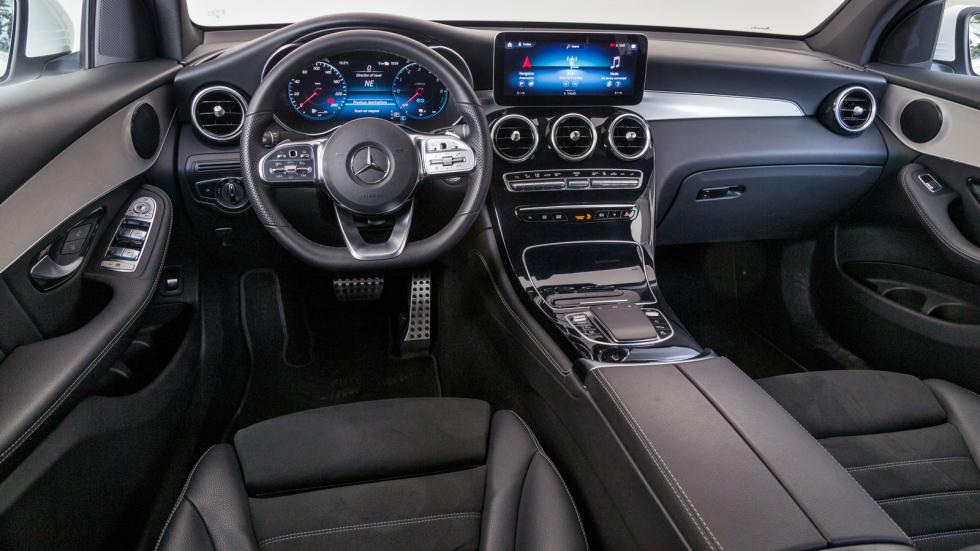 Το εσωτερικό της GLC Coupe είναι μοντέρνο σε σχεδίαση και βέβαια άκρως ποιοτικό. Η ποιότητα κατασκευής και ο τεχνολογικός προσανατολισμός με τις digital λειτουργίες σου δίνουν την απαραίτητη αίσθηση π