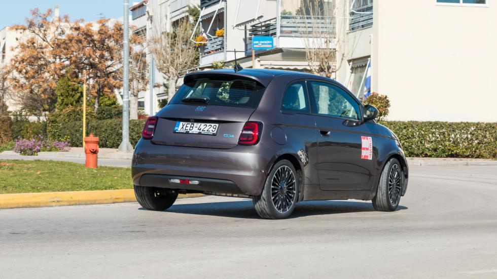 Σε κάθε έκδοσή του το Fiat 500e προβάλλει τη δυναμικότητά του μέσω του σφιχτού set-up της ανάρτησης και του σωστού ζυγίσματος του αμαξώματος (52-48 εμπρός-πίσω).