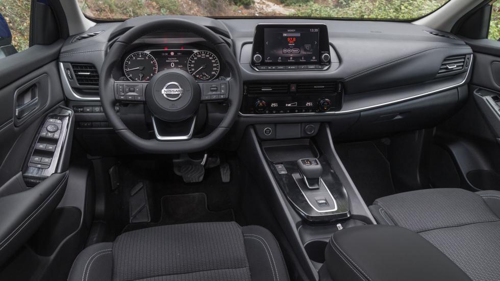 Premium αίσθηση, άψογο φινίρισμα και κορυφαία συνδεσιμότητα στο εσωτερικό του νέου Nissan Qashqai. Η μόνη διαφορά στο μοντέλο της δοκιμής έχει να κάνει φυσικά με τον minimal επιλογέα του αυτόματου κιβ