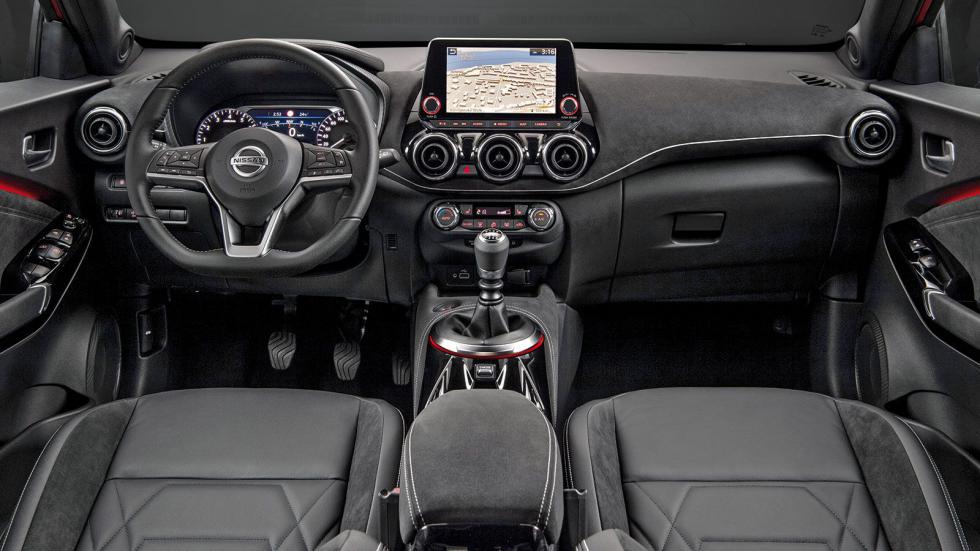  Ιδιαίτερα νεανικό και σύγχρονο είναι σχεδιαστικά το εσωτερικό του νέου Nissan Juke. Παρουσιάζει παράλληλα καλύτερη ποιότητα κατασκευής και προηγμένο τεχνολογικό προφίλ.