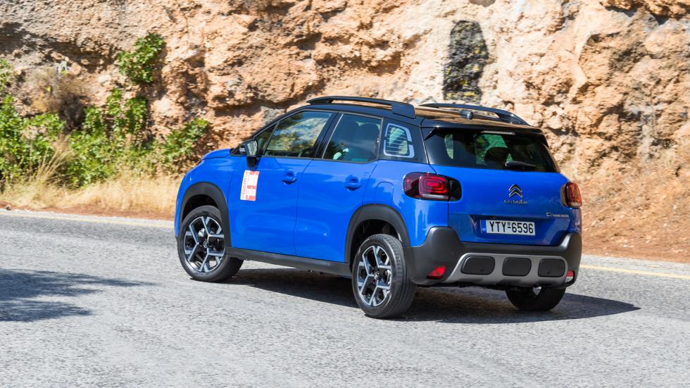 Το C3 Aircross τα καταφέρνει καλύτερα στον τομέα της άνεσης και συνολικά είναι πιο ήσυχο, χάρη στο μαλακό set up της ανάρτησης και τις μεγάλες διαδρομές της.