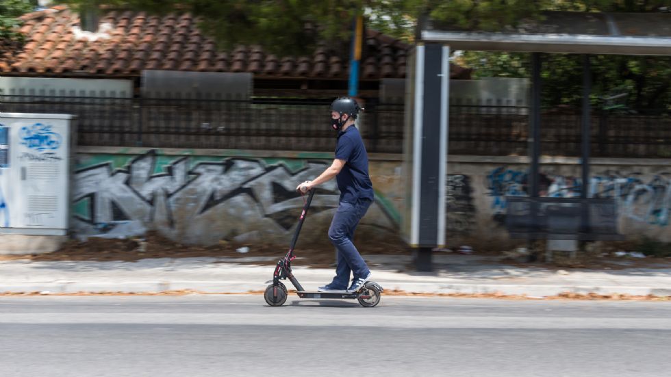 Μπορεί να βρει κανείς ηλεκτρικό πατίνι κόστους περίπου 200 ευρώ, ενώ για πιο ανθεκτικό και ποιοτικό μοντέλο η τιμή ανεβαίνει γύρω στα 4 κατοστάρικα.