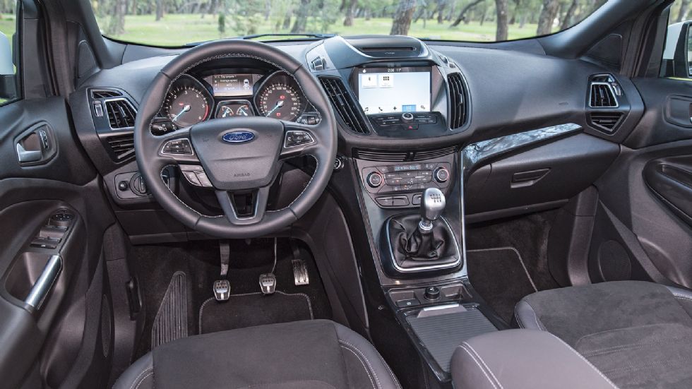 Το Ford Kuga εκφράζει τον πιο σπορ για τα δεδομένα της κατηγορίας, χαρακτήρα του αισθητικά και στο εσωτερικό του.