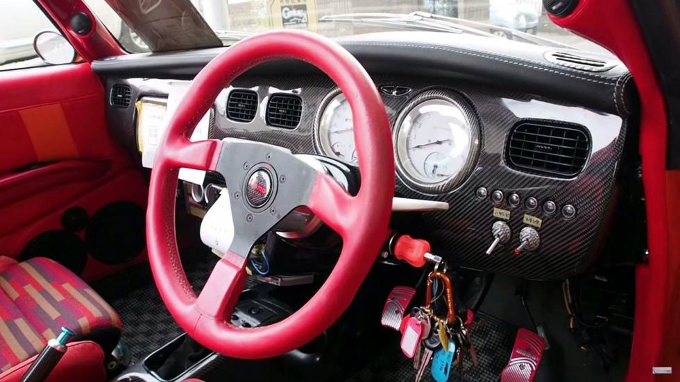 Το τιμόνι όπως και το ταμπλό παραπέμπει σε αγωνιστικό αυτοκίνητο ενώ τα πεντάλ είναι χρώματος …ροζ.