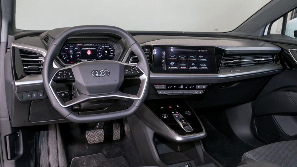 Εντυπωσιακό σε ποιότητα, φινίρισμα, αλλά και συνολική εικόνα το ευρύχωρο και πρακτικό εσωτερικό του Audi Q4 e-tron. «Καθαρές» γραμμές για το οδηγοκεντρικό ταμπλό.