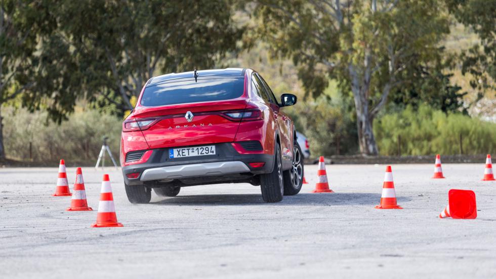 Πρωταγωνιστικό ρόλο στη σχεδίαση του νέου Renault Arkana παίζει η κεκλιμένη πίσω οροφή, η οποία σε συνδυασμό με το σχήμα των πλευρικών παραθύρων και το πλαϊνό νεύρο δημιουργούν μία άκρως δυναμική αισθ