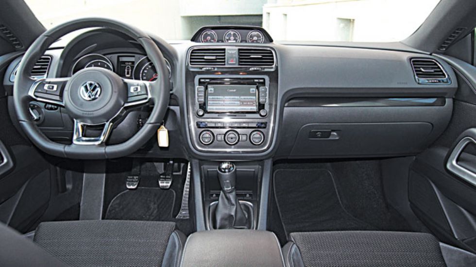 Το εσωτερικό του Volkswagen Scirocco είναι καλοφτιαγμένο και διαθέτει σπορτίφ αύρα χάρη στο flat bottom τιμόνι και τα τρία οργανάκια στο ταμπλό.	