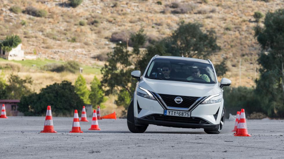 Χωρίς καν να… ιδρώσει πέρασε το νέο Nissan Qashqai στην πρώτη προσπάθεια-βάση με 73 χλμ./ώρα, που ήταν το όριο της προηγούμενης γενιάς του μοντέλου. Αποτέλεσμα, να δοκιμάσουμε απευθείας για ρεκό