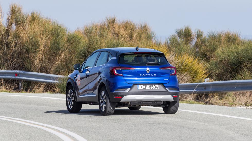 Η οδήγηση που ταιριάζει στο Renault Captur E-Tech είναι η «ρευστή», αυτή χωρίς ακραία input από το ακριβές τιμόνι ή τα πεντάλ.