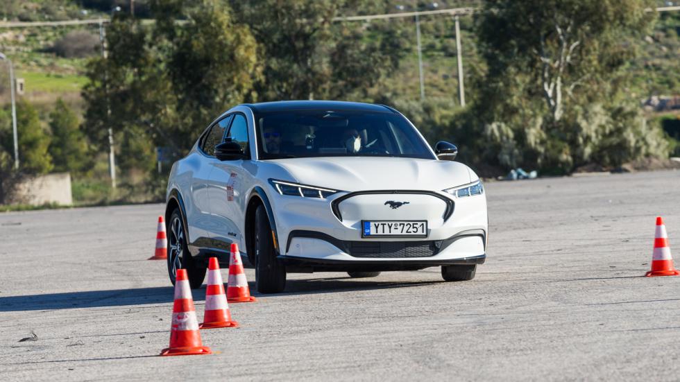 Η νέα Ford Mustang Mach-E στη δοκιμή αποφυγής κινδύνου