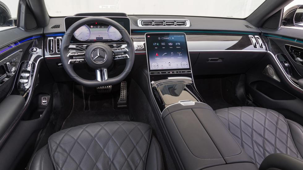 Το εσωτερικό της Mercedes S-Class βγάζει κάτι από upper class. Είναι απίστευτο πως ο αρχοντικός και πολυτελής χαρακτήρας συνδυάζεται με τη super high-tech & τη full digital οντότητα. 
