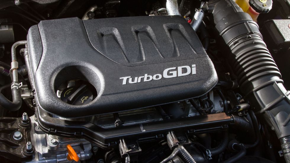 Κάτω από το καπό του Kia Stonic της δοκιμής εδράζει ο 1.000άρης turbo βενζινοκινητήρας ισχύος 120 ίππων.