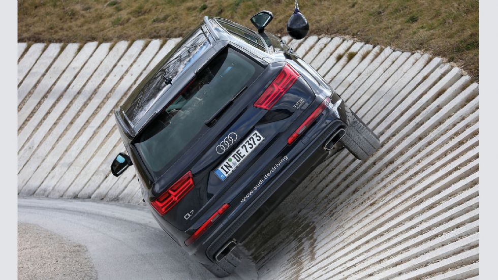 Eλάχιστοι ιδιοκτήτες Audi Q7 θα κινηθούν σε τέτοιες καταστάσεις.   
