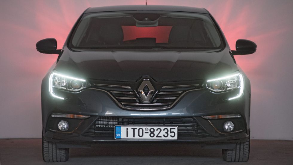 Το Renault Megane ξεχωρίζει περισσότερο τη νύχτα και λιγότερο την μέρα, παρόλο που και τότε είναι εντυπωσιακό. 