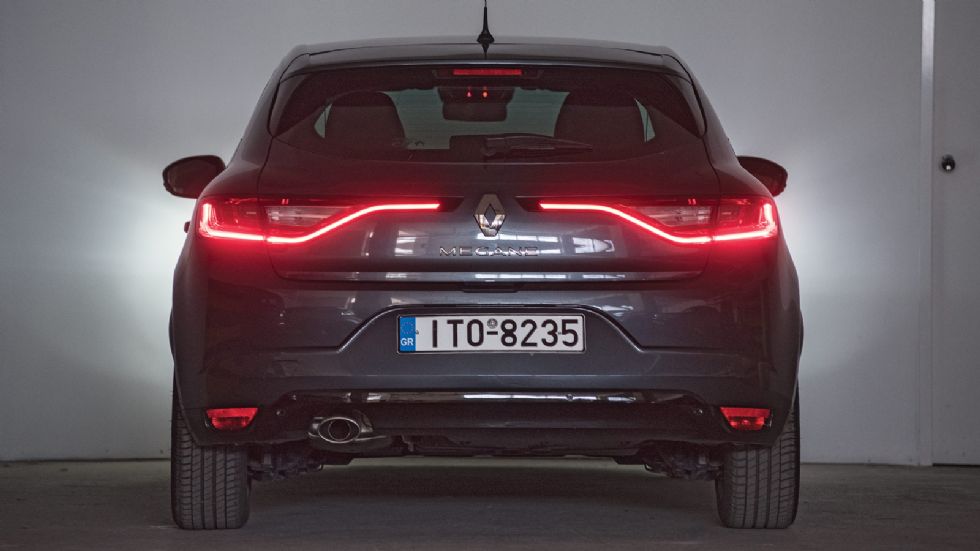 Το Renault Megane ξεχωρίζει περισσότερο τη νύχτα και λιγότερο την μέρα, παρόλο που και τότε είναι εντυπωσιακό. 