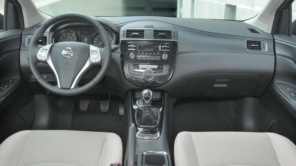 Ποιοτικό και εργονομικό, με κορυφαίους χώρους για την κατηγορία του παραμένει το εσωτερικό του Nissan Pulsar.	