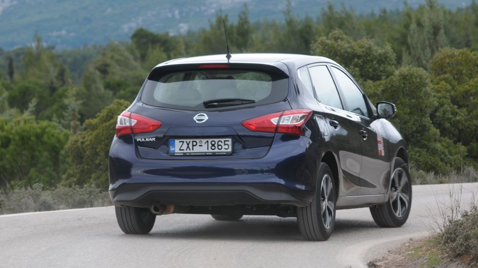 Στο δρόμο, το Pulsar δίνει έμφαση στην παροχή πολύ καλών επιπέδων άνεσης. Στις στροφές, στρίβει με ασφάλεια, χωρίς ωστόσο να προσφέρει πολύ καλή αίσθηση από το τιμόνι.